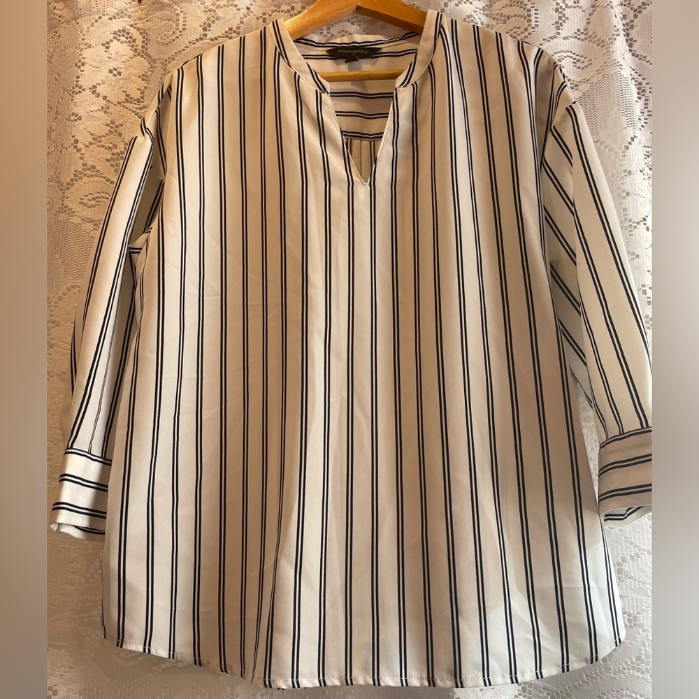 NWOT! Banana Republic Black and Ivory Striped Women’s M Top